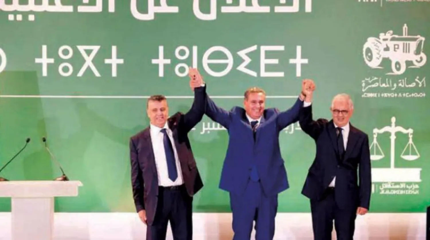 Aziz Ahnuş (ortada), Abdullatif Vehbi ve Nizar Bereke ile dün Rabat'ta düzenlenen toplantıda bir araya geldi. (Şark’ul Avsat)