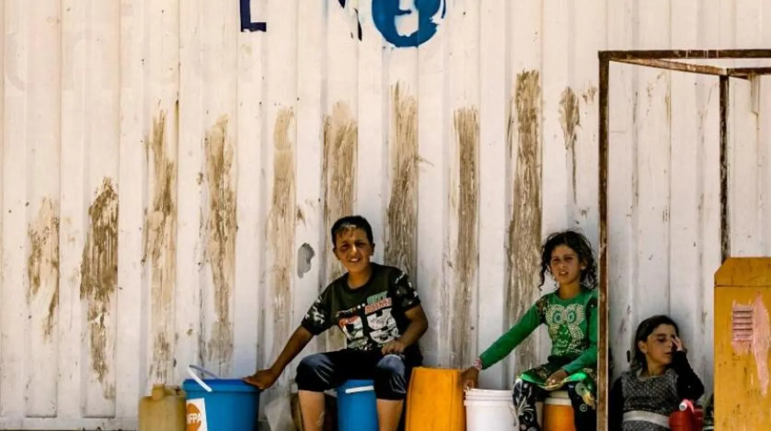 Suriye’deki El Hol Kampı’nda oturan çocuklar (AFP)