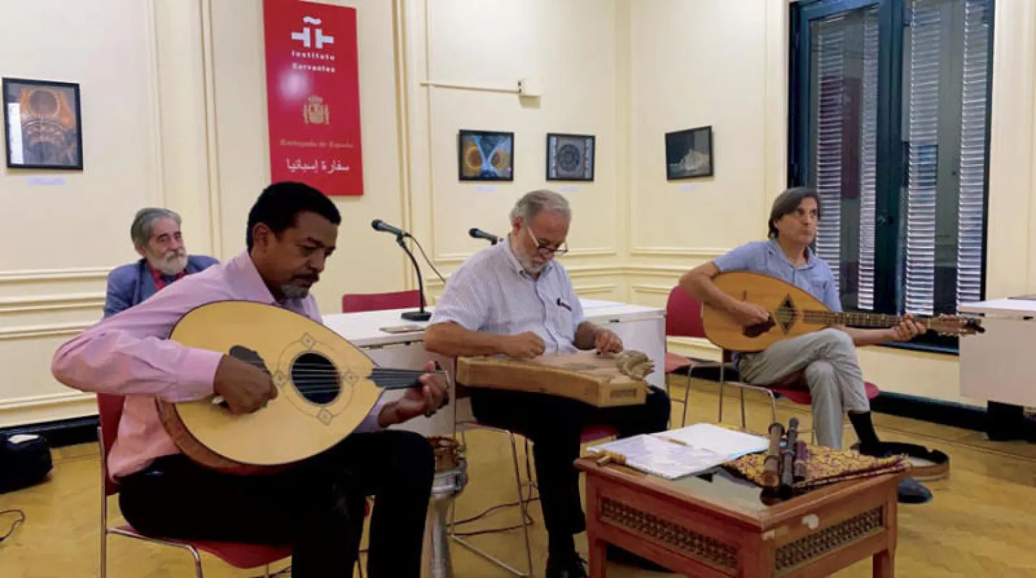 جانب من لقاء الفنان الإسباني إدواردو بانيجوا في المركز الثقافي الإسباني بالقاهرة (الشرق الأوسط)