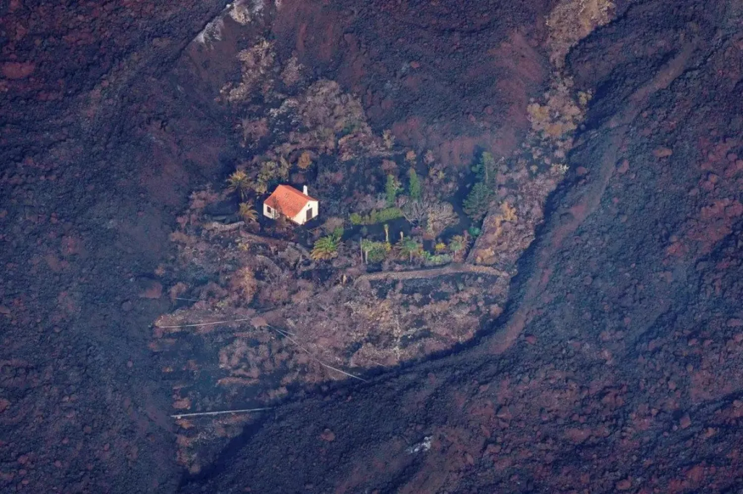 Yanardağ felaketi nedeniyle şu ana dek en az 6 bin kişi adadan tahliye edildi (Reuters)
