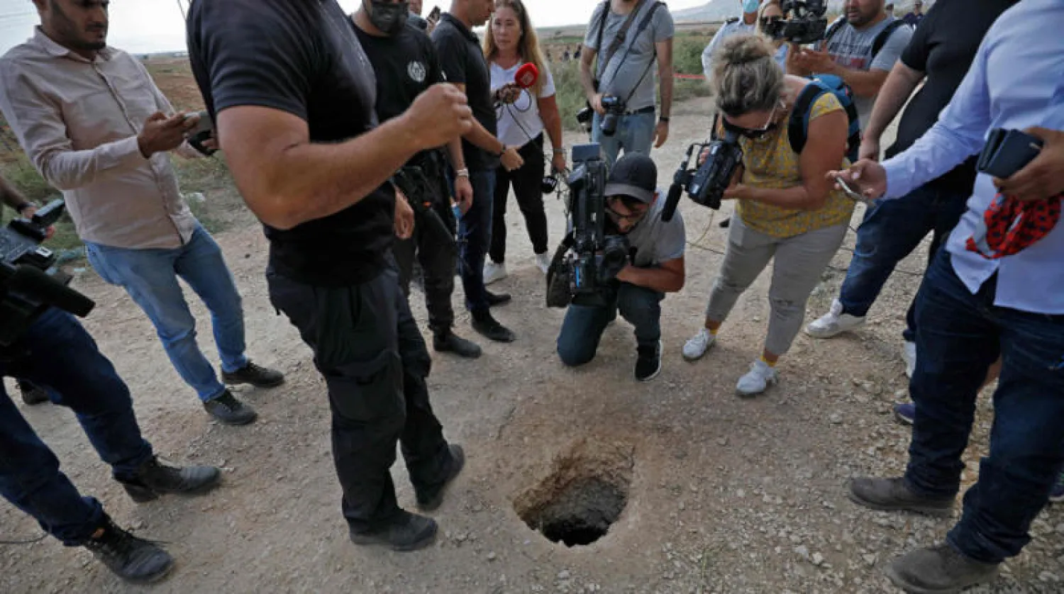 حفرة استخدمها ستة من السجناء الفلسطينيين للهروب من سجن جلبوع في مطلع الشهر (أ.ف.ب)