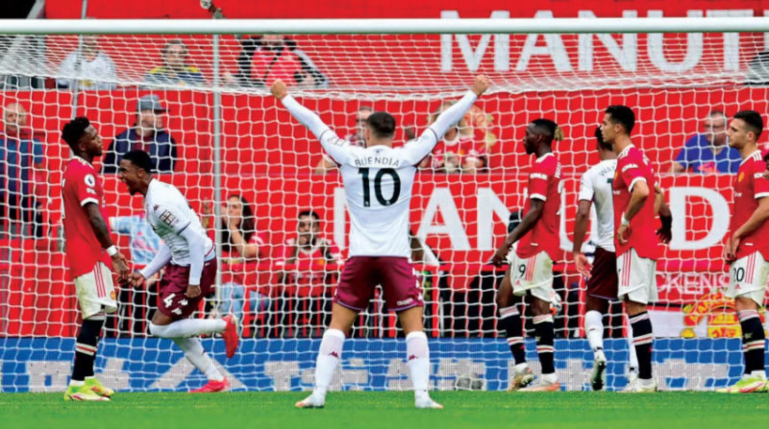 كورتني هوس (الثالث من اليسار) بعد هزه شباك مانشستر يونايتد (أ.ف.ب)