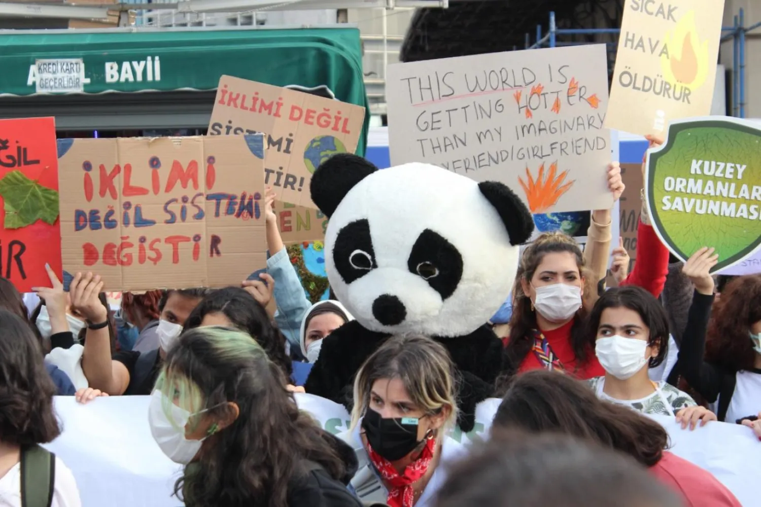 İstanbul'un Kadıköy ilçesinde buluşan eylemciler, iklim krizinden en çok etkilenen ülkeler, bölgeler ve topluluklar için ses çıkardı (Independent Türkçe)
