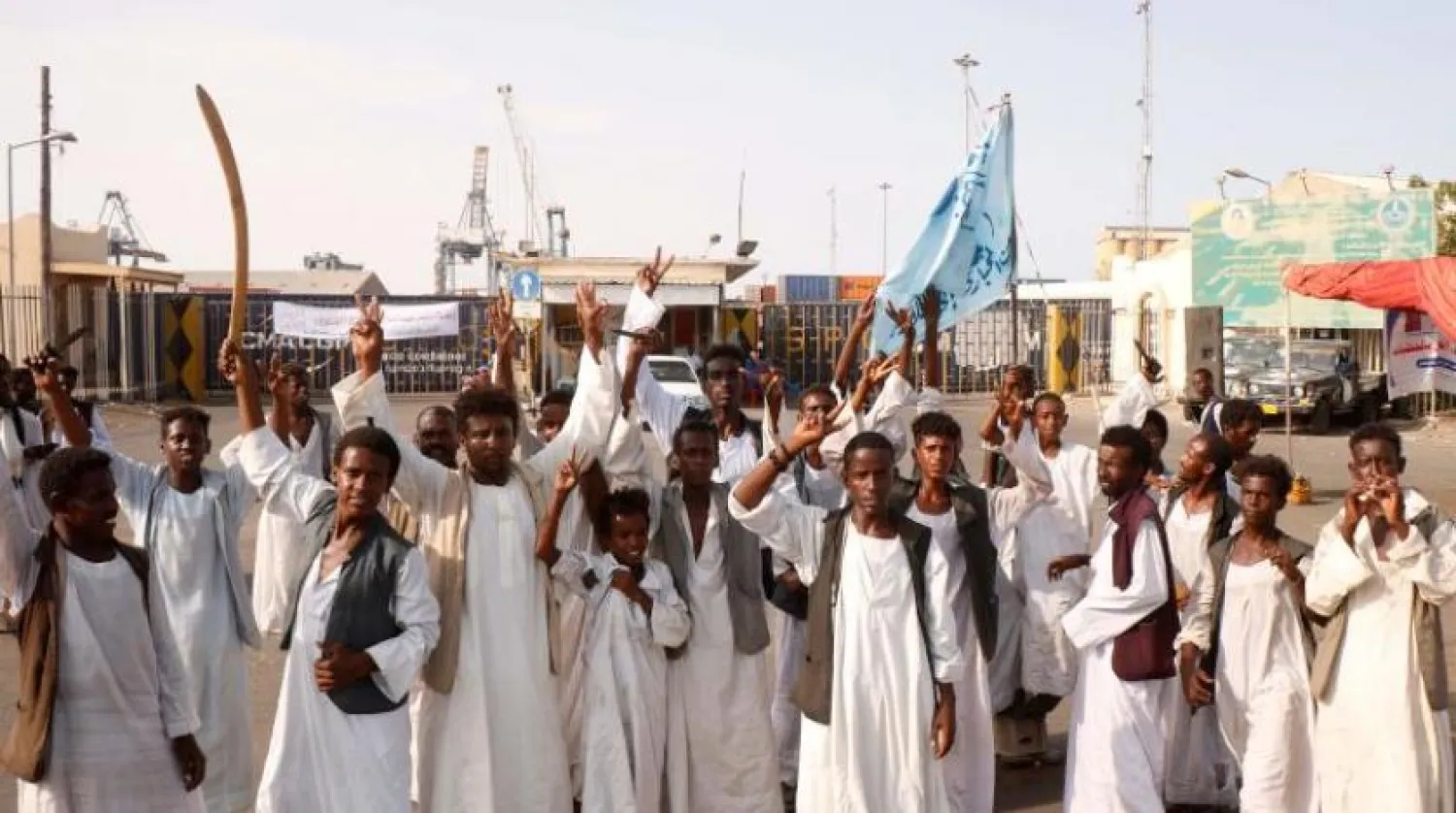 Sudanlı protestocular geçen hafta Port Sudan limanının ana girişinin dışında toplandılar (AFP)
