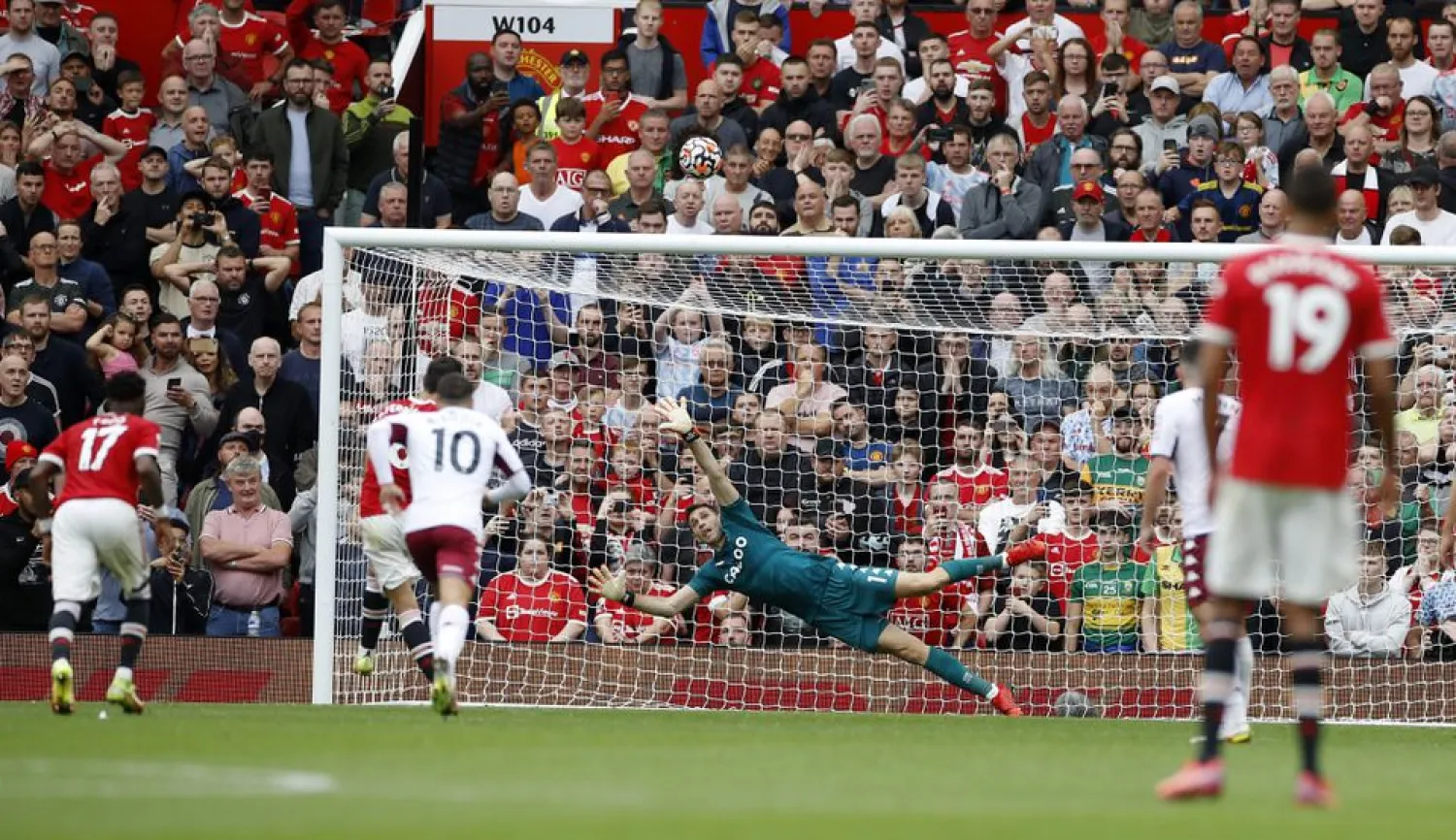 Manchester United's Bruno Fernandes misses a penalty against Aston Villa. (Reuters)