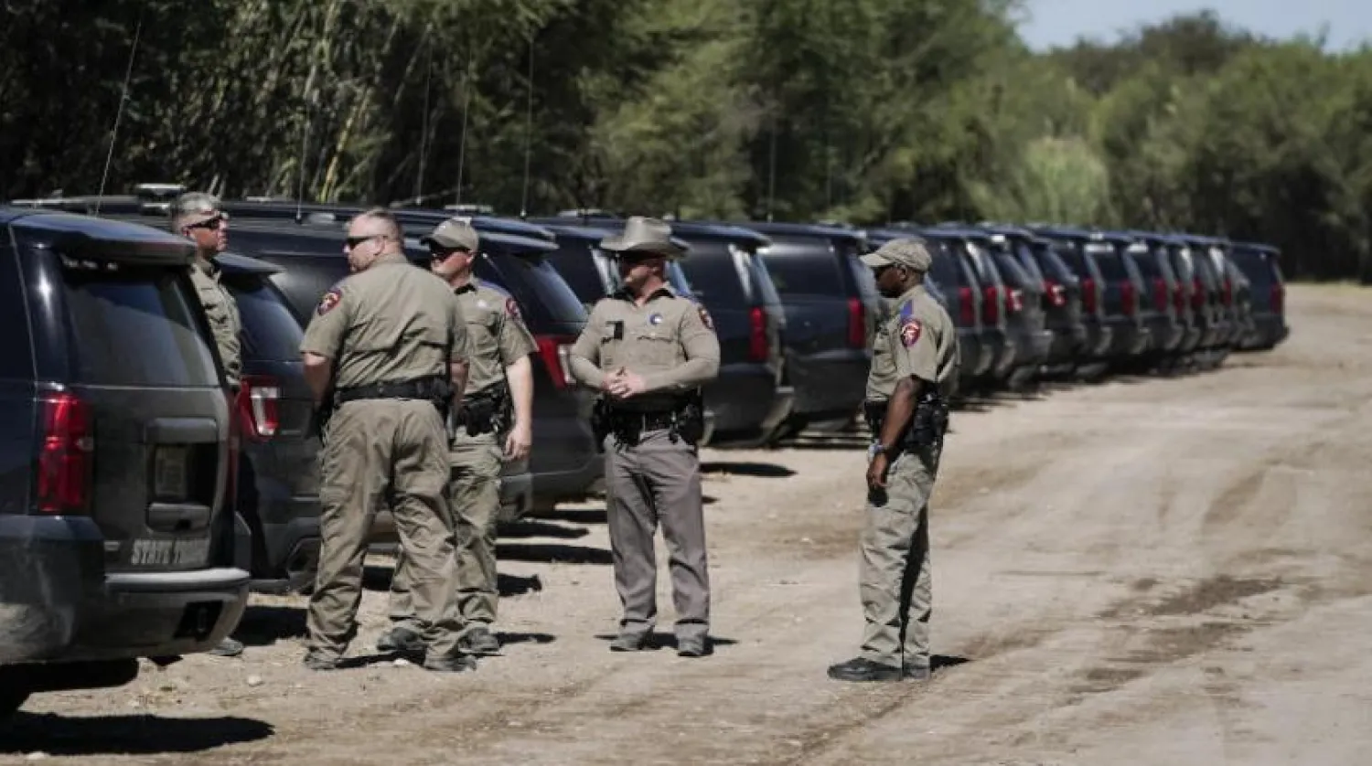 Teksas Kamu Güvenliği Departmanı üyeleri Meksika sınırındaki Del Rio şehrinde toplandı (AP)
