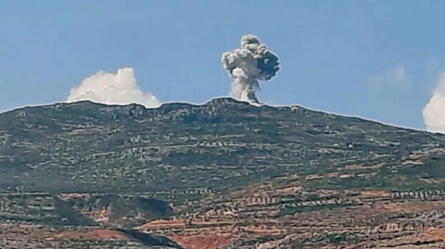 Rus bombardımanı sonrasında İdlib’in batısından yükselen dumanlar. (Şarku’l Avsat)