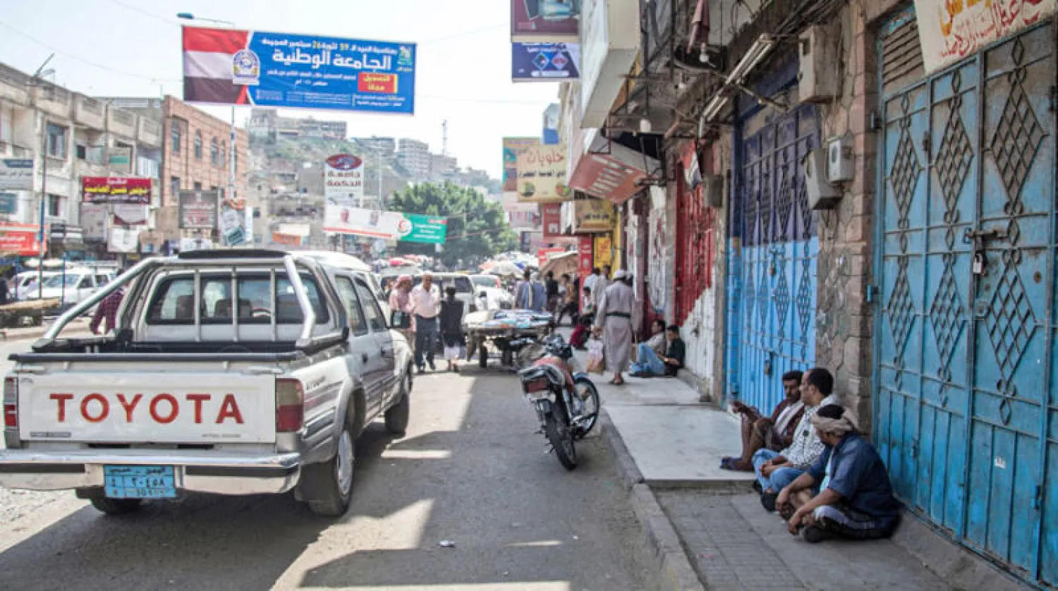 متاجر مغلقة إثر إضراب احتجاجاً على تدهور الأوضاع الاقتصادية في تعز يوم 20 سبتمبر (أ.ف.ب)
