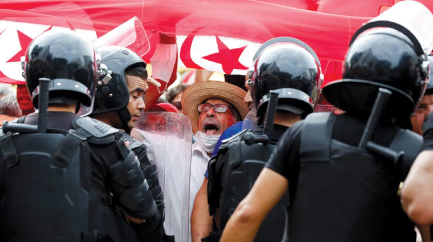 قوات الأمن تطوق متظاهرين في شارع الحبيب بورقيبة أمس (رويترز)