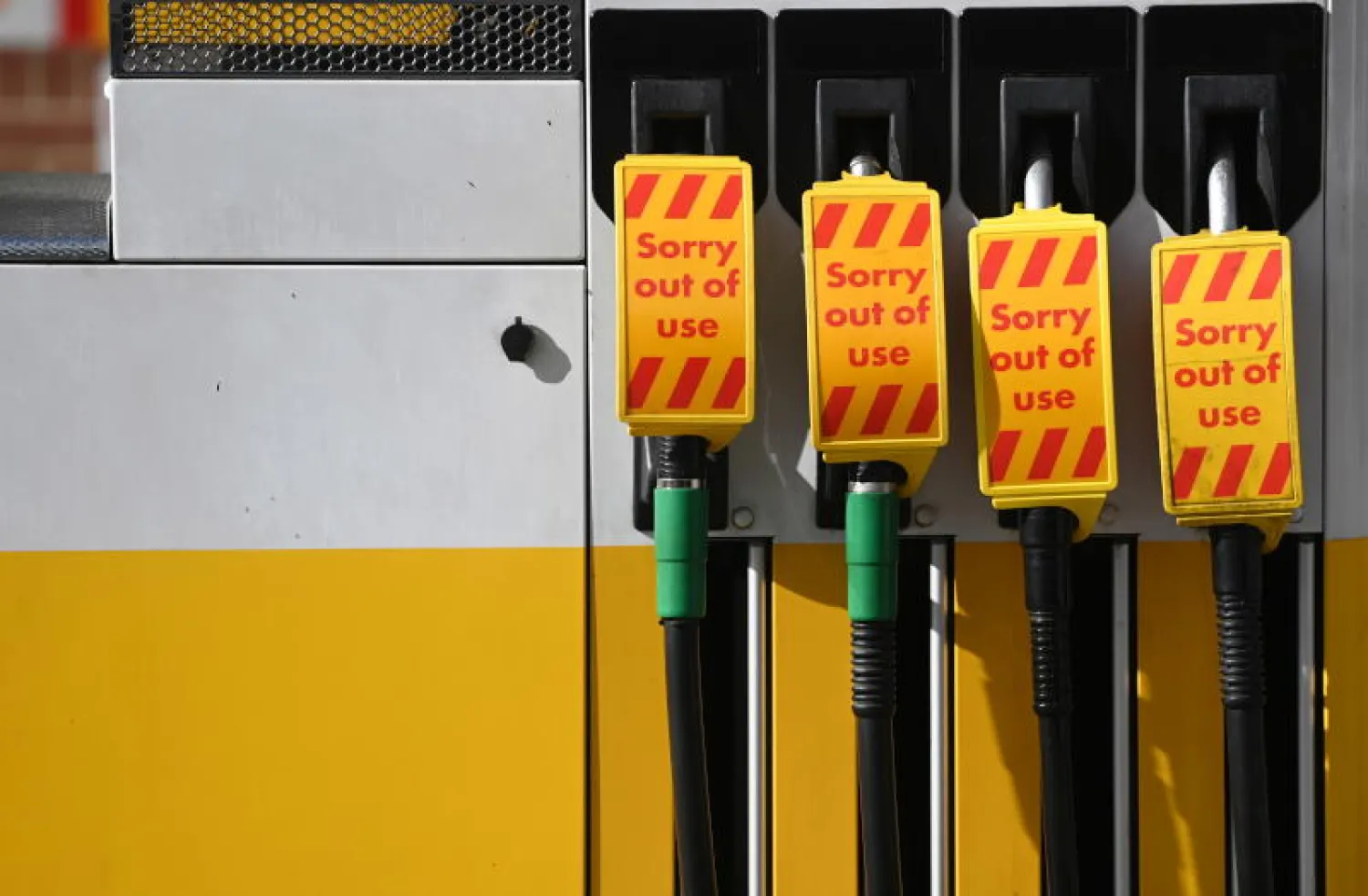 لافتات «خارج الخدمة» معروضة على مضخات الوقود في لندن (إ.ب.أ)