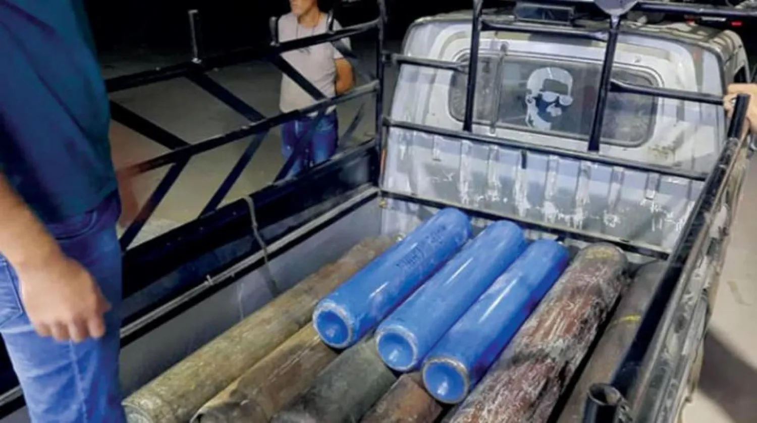 Gönüllü bir ekip tarafından dağıtılan oksijen tüpleri (Ekibin Facebook sayfası)