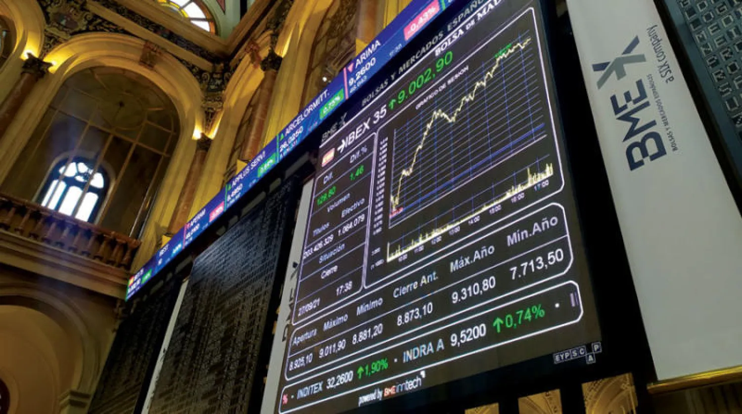انتعاش بعض الأسواق المالية... وفي الصورة «بورصة مدريد» بمؤشرها المرتفع أمس (إ.ب.أ)