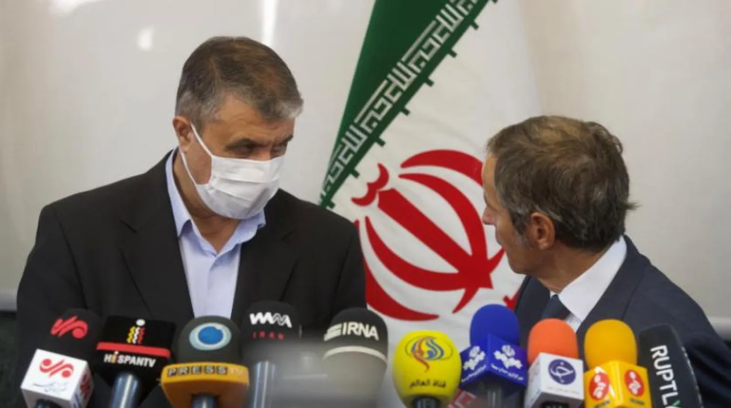 İran Atom Enerjisi Kurumu Başkanı Muhammed İslami, Uluslararası Atom Enerjisi Ajansı Genel Direktörü Rafael Grossi ile Tahran’da düzenlediği ortak basın toplantısında (Reuters)