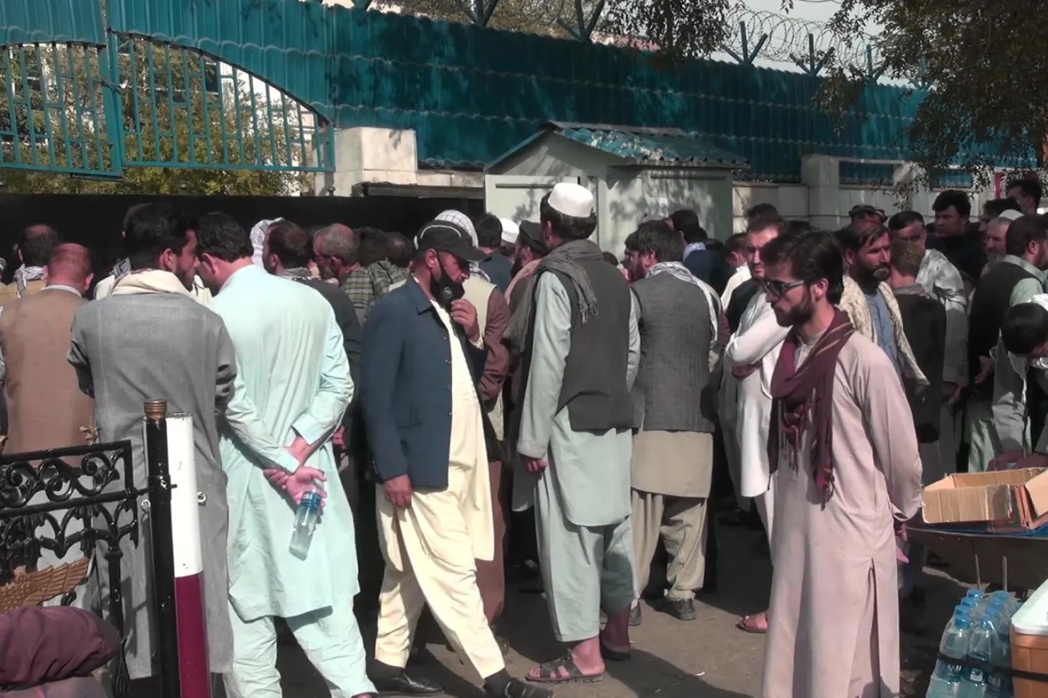 Para çekmek isteyen Afgan vatandaşlar, bankalar önünde uzun kuyruklar oluşturdu / Fotoğraf: Independent Türkçe
