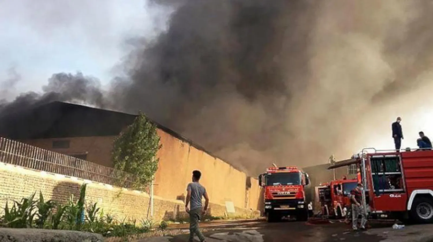 عمال إطفاء يعملون على إخماد النيران بمنشأة صناعية غرب طهران (أرشيفية-رويترز)