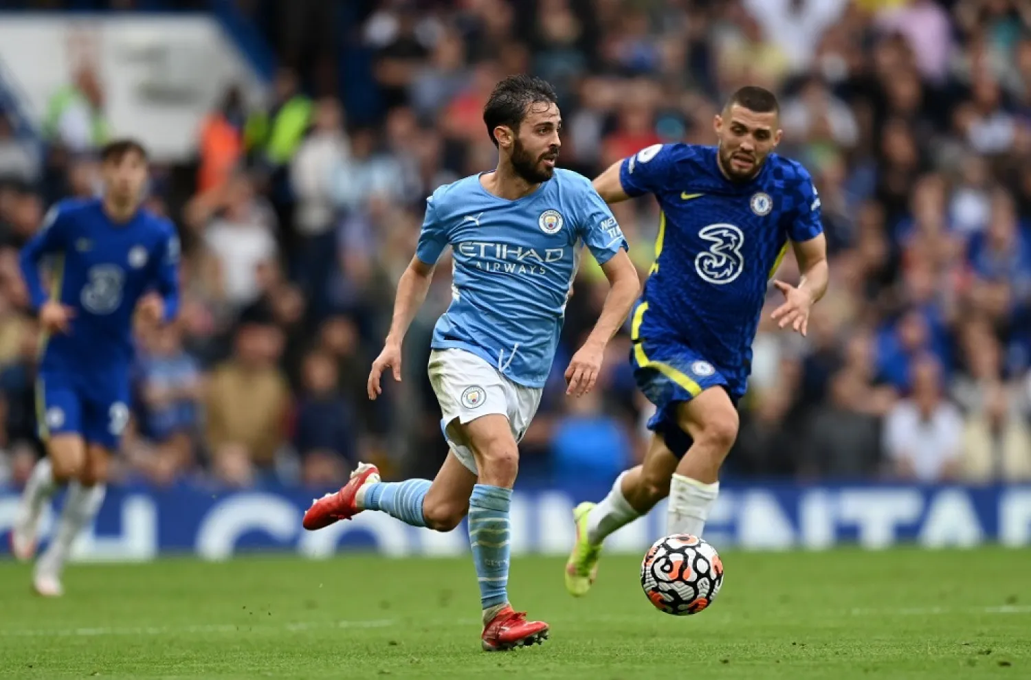 Manchester City's Bernardo Silva in action with Chelsea's Mateo Kovacic. (Reuters)