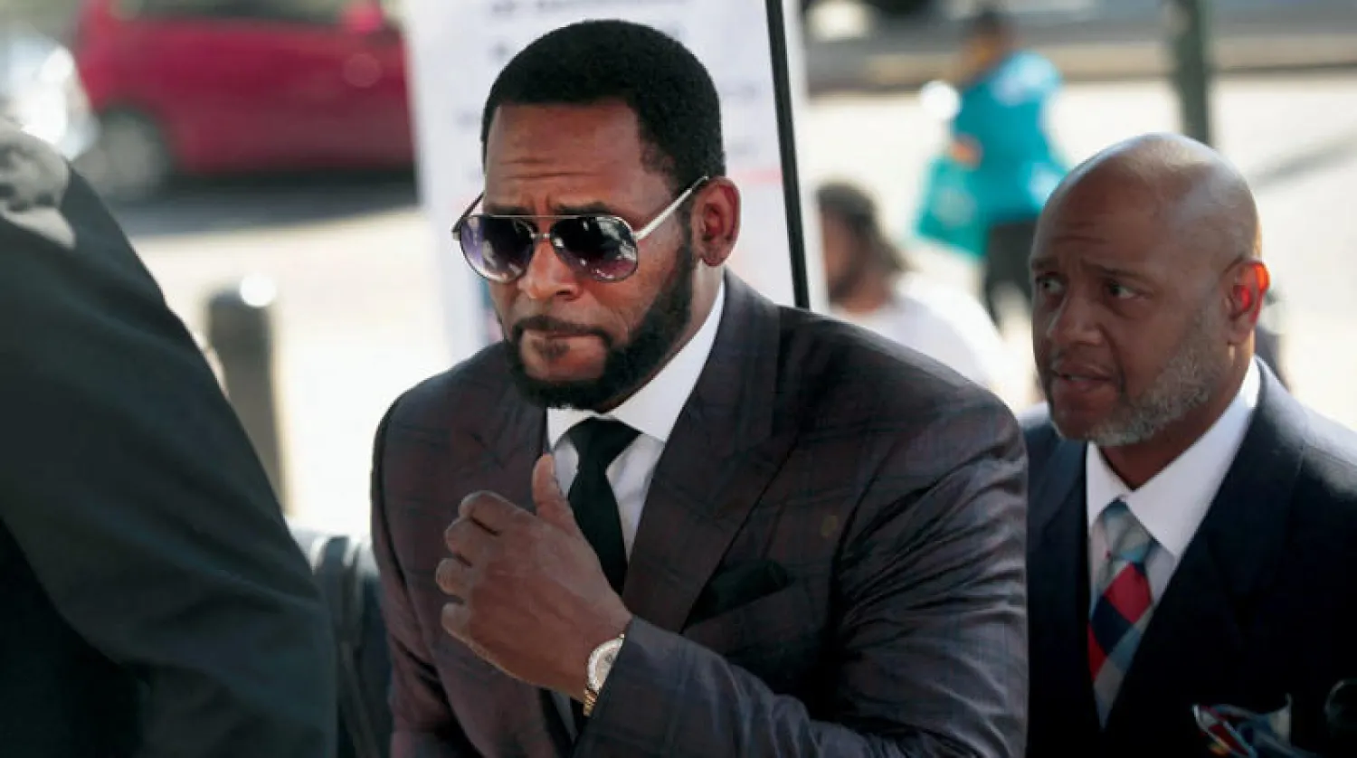 المغني آر كيلي لدى توجهه لحضور جلسة استماع في شيكاغو (أ.ف.ب)