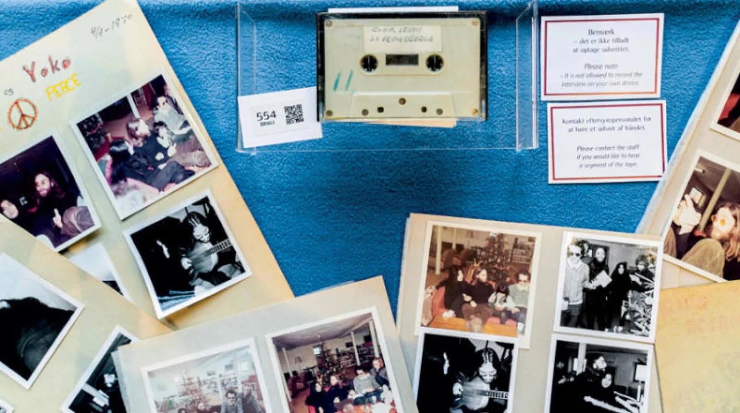 شريط كاسيت يحمل مقابلة مع جون لينون سُجلت عام 1970 يُباع مع صور المقابلة ونسخة من الجريدة المدرسية التي نشرتها (أ.ف.ب)