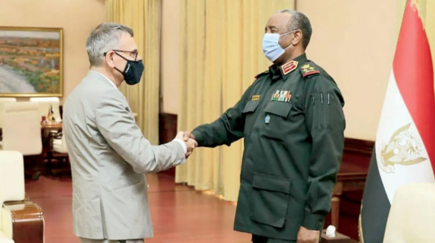 البرهان خلال استقباله بيرتس في الخرطوم أمس (سونا)