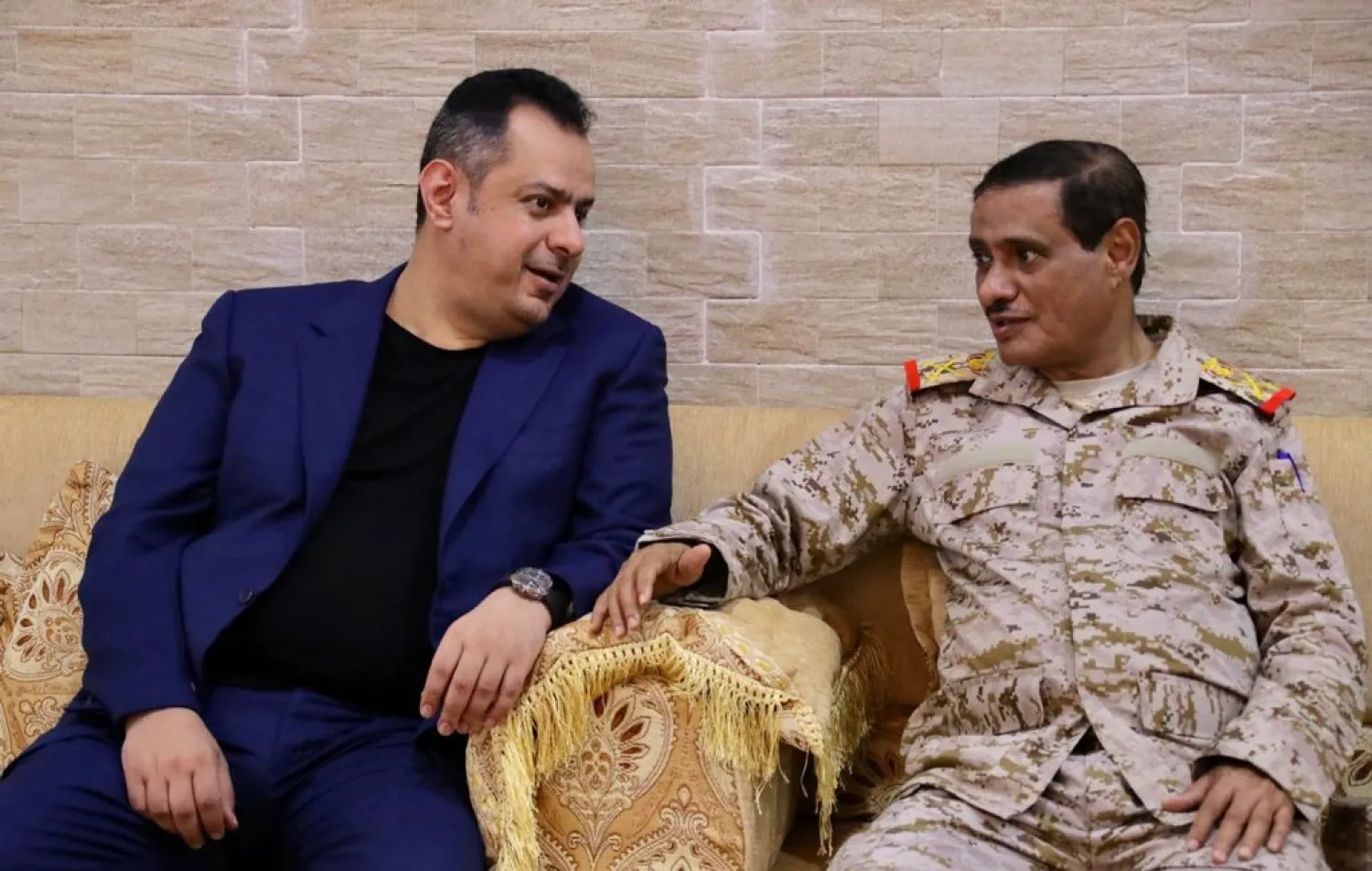 رئيس الوزراء خلال لقائة محافظ حضرموت اليوم قبل توجهه إلى عدن (سبأ)