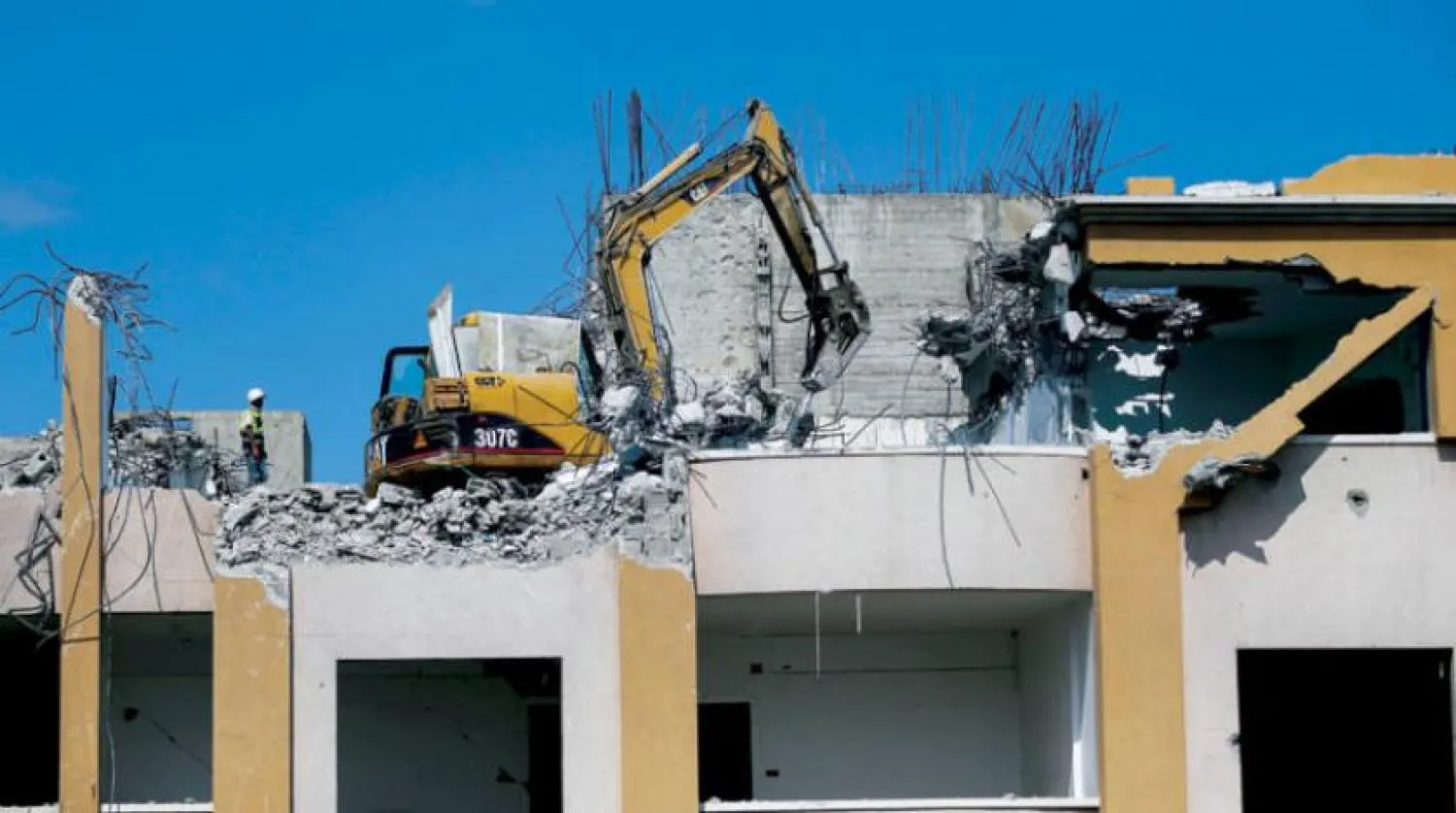 İsrail’in geçtiğimiz Mayıs ayında saldırı düzenlediği Gazze’de yıkılan bir evden molozlar kaldırılıyor (Reuters)