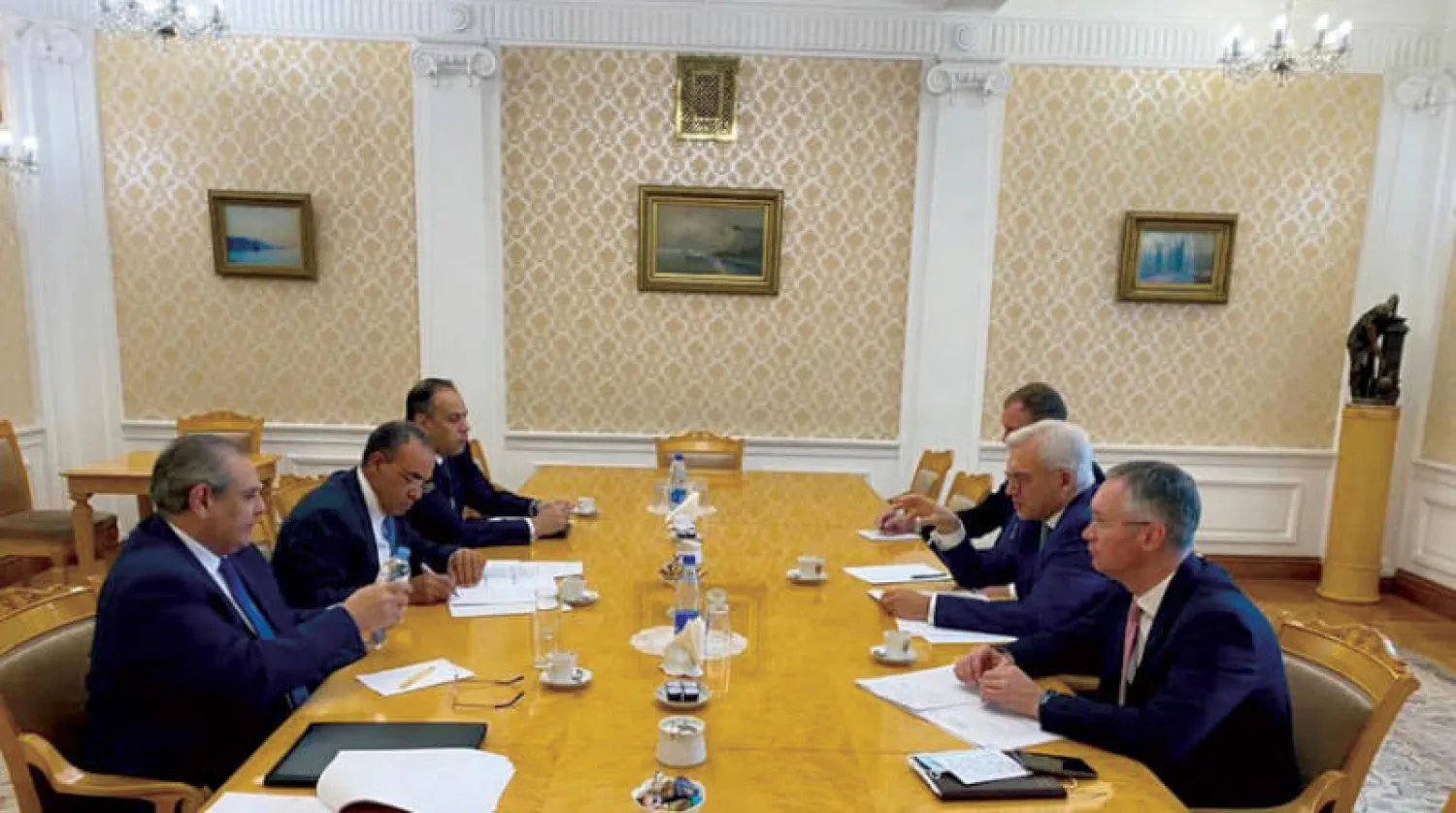 مساعد وزير الخارجية المصري ونائب وزير الخارجية الروسي ومسؤولون من البلدين في موسكو أول من أمس (الخارجية المصرية)