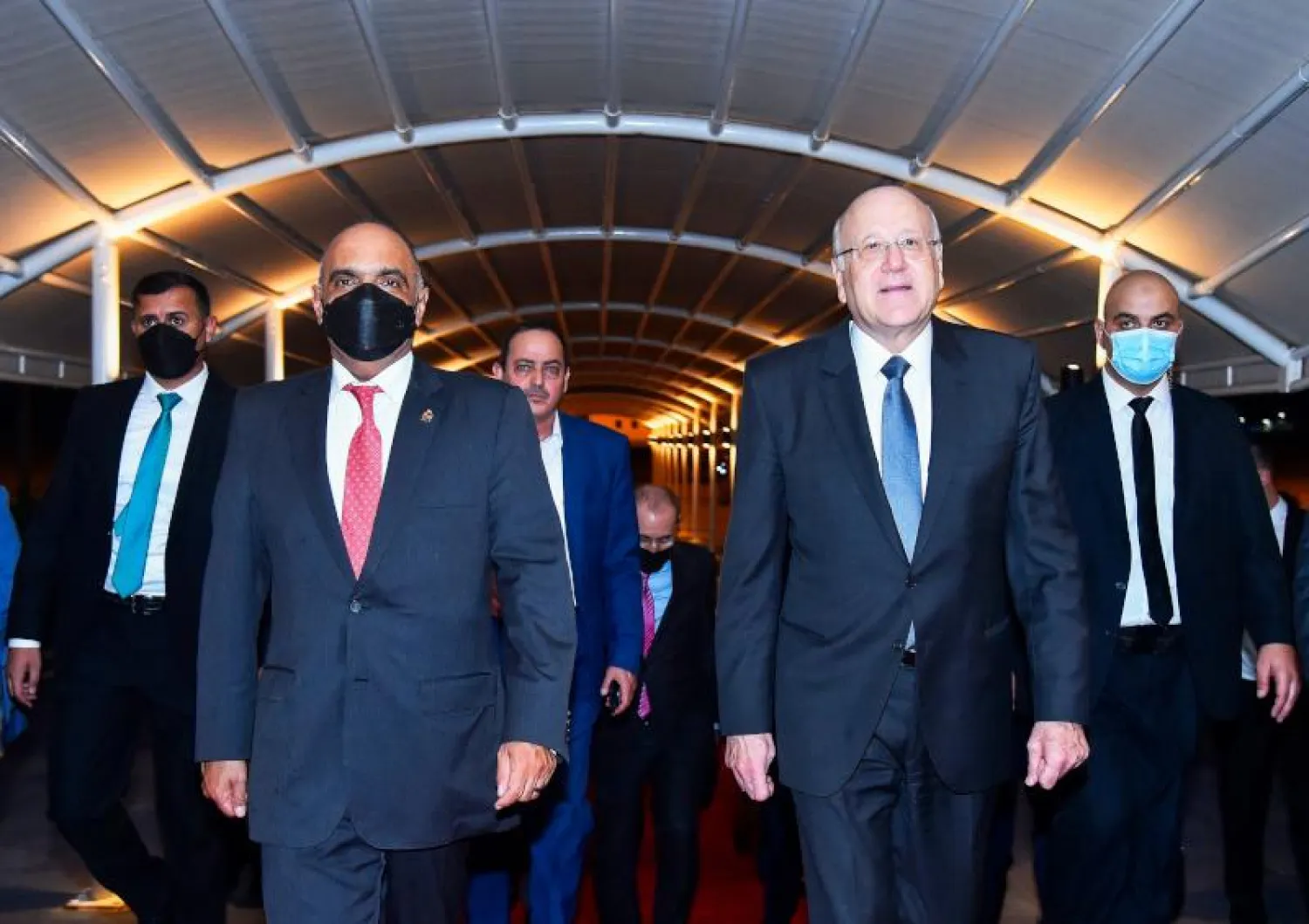 رئيس الوزراء اللبناني نجيب ميقاتي مستقبلاً نظيره الأردني بشر الخصاونة في مطار رفيق الحريري (أ.ف.ب)