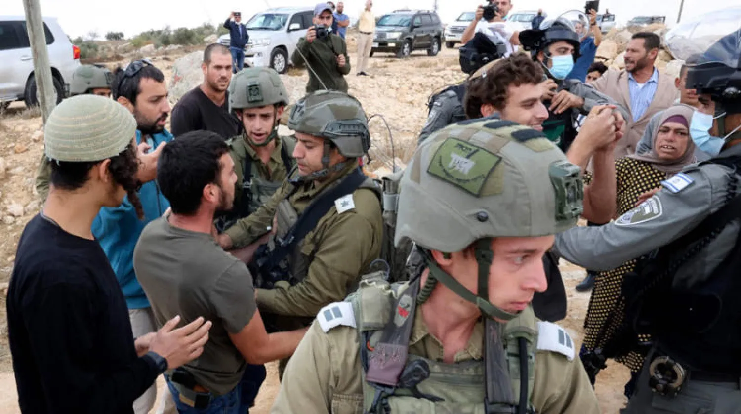 الجيش الإسرائيلي يتدخل في صدامات بين مستوطنين وفلسطينيين بقرية سوسيا بالضفة أثناء زيارة ممثلين عن الاتحاد الأوروبي (أ.ف.ب)