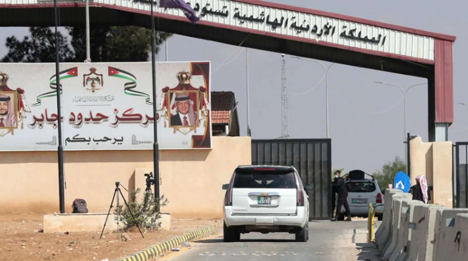 سيارات على معبر «نصيب-جابر» بين سوريا والأردن أمس (أ.ف. ب)