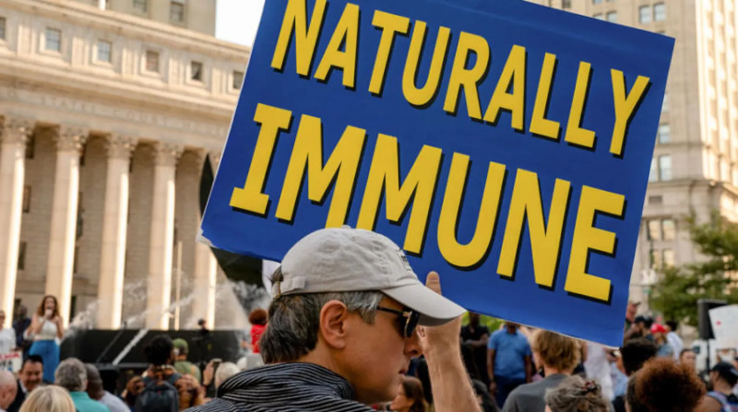 مظاهرة ضد إلزامية اللقاح في نيويورك الاثنين (رويترز)