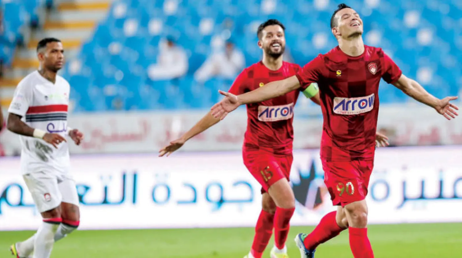 لاعبو ضمك يحتفلون بفوزهم المثير على الرائد (المركز الإعلامي لنادي ضمك)