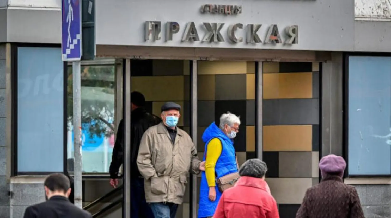 Moskova’da metro istasyonlarının birinde maske kullanım zorunluluğu (AFP)