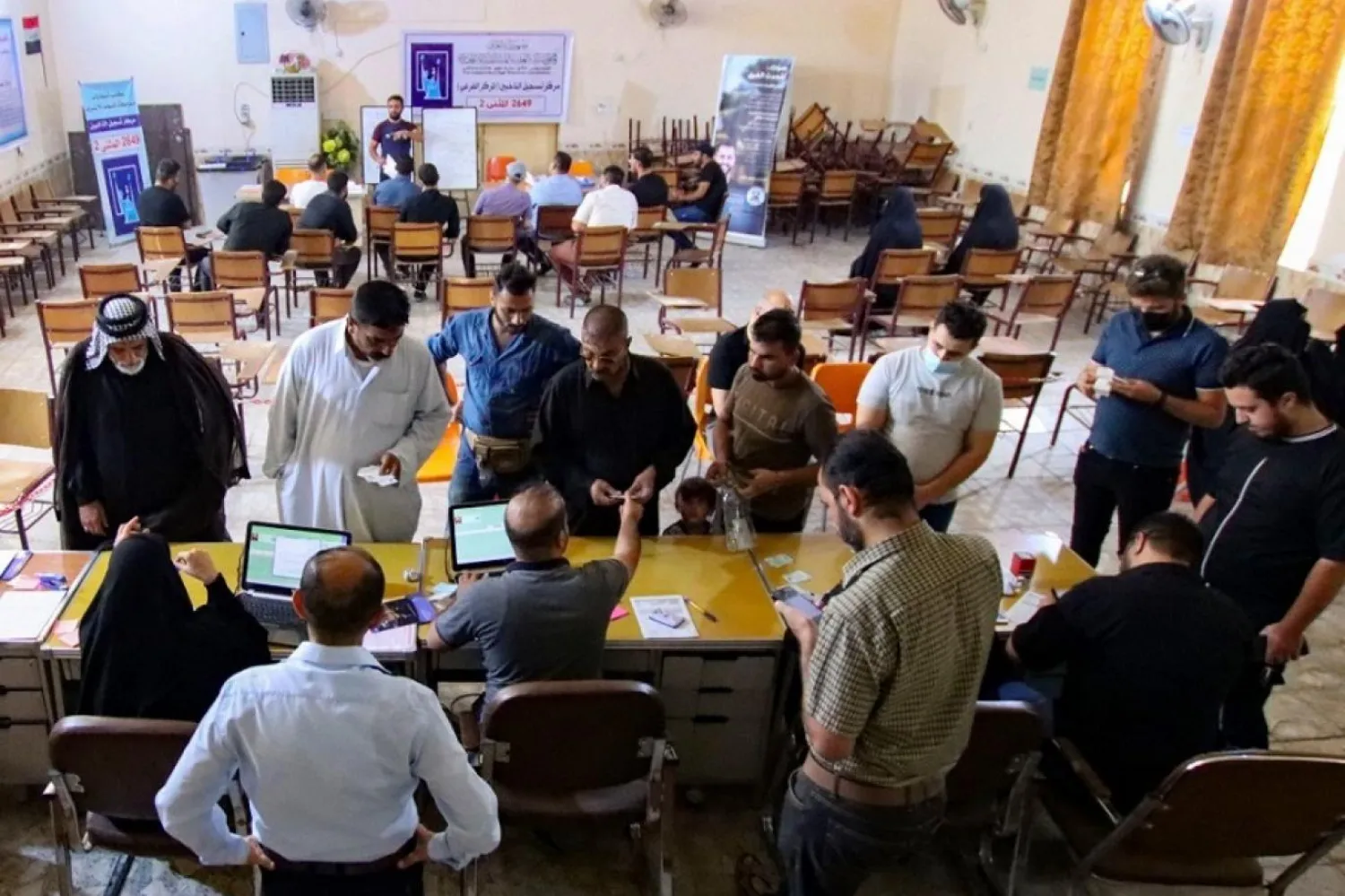 Gözlemciler, Irak seçimlerine katılan silahlı grupların sayısının yaklaşık 20 olduğunu tahmin ediyor (AFP)