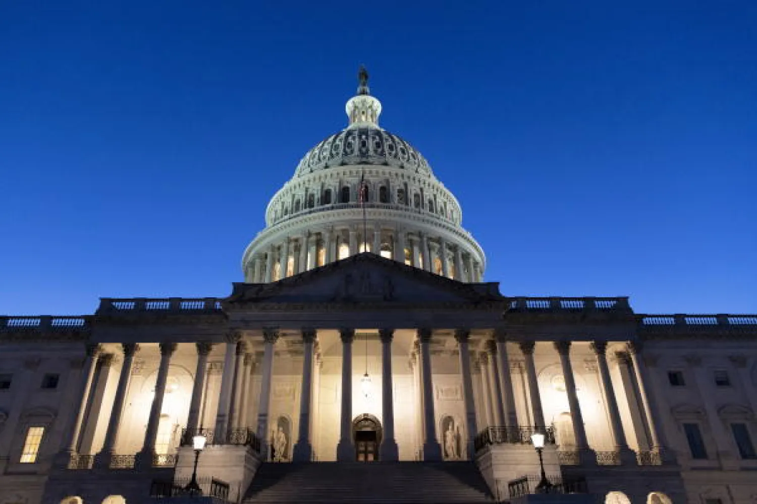 فشل الديمقراطيون لليوم الثاني في التوحد خلف الخطة التي تشكل البرنامج الاقتصادي للرئيس جو بايدن (إ.ب.أ)