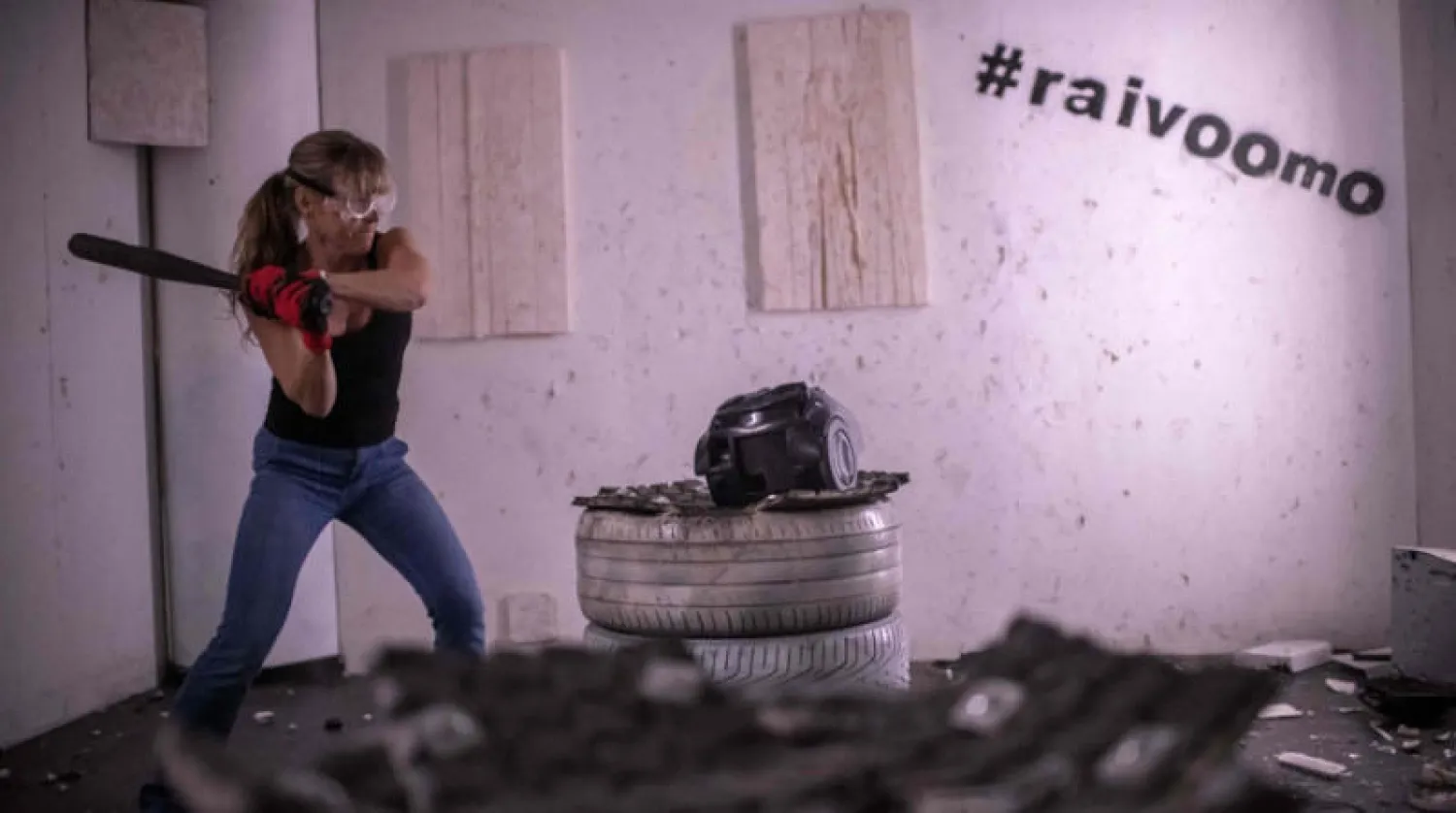 سانا سولين تفرّج عن غمّها في القاعة (أ.ف.ب)