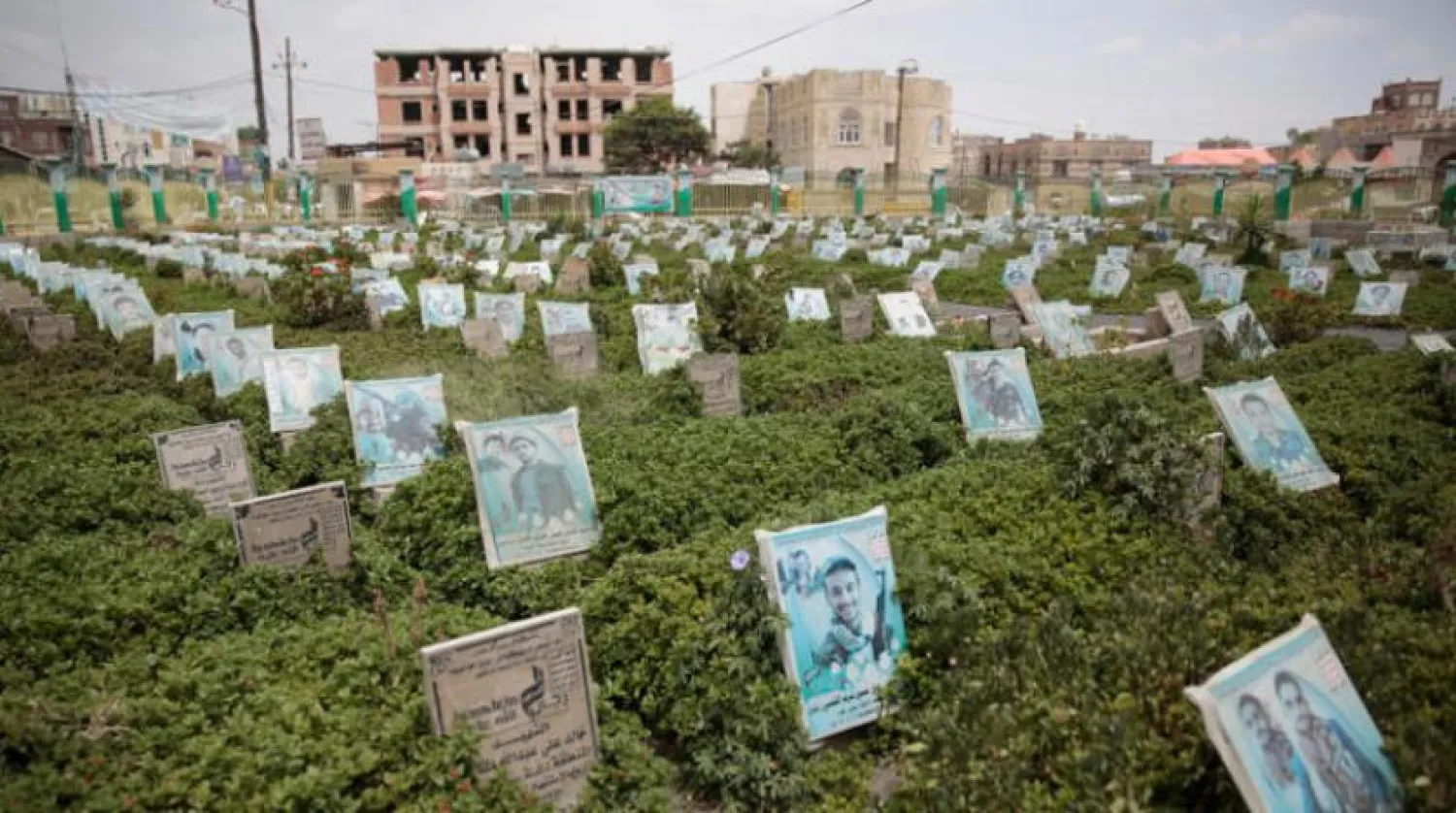 Sana’da, son çatışmalarda öldürülen onlarca Husi savaşçının fotoğraflarının bulunduğu bir mezarlık. (AP)