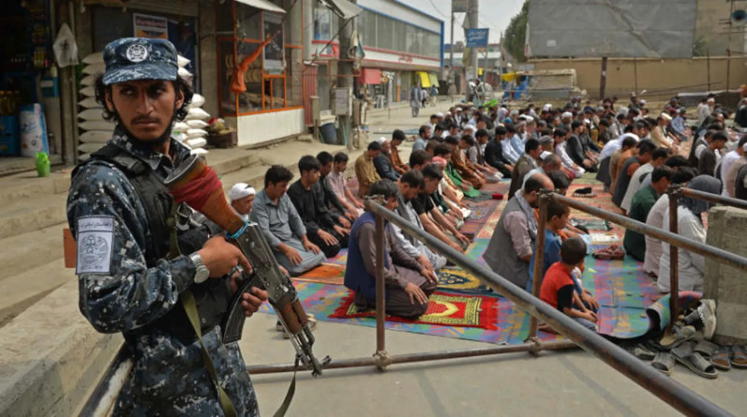 مقاتل من «طالبان» خلال صلاة الجمعة في كابل أمس (أ.ف.ب)