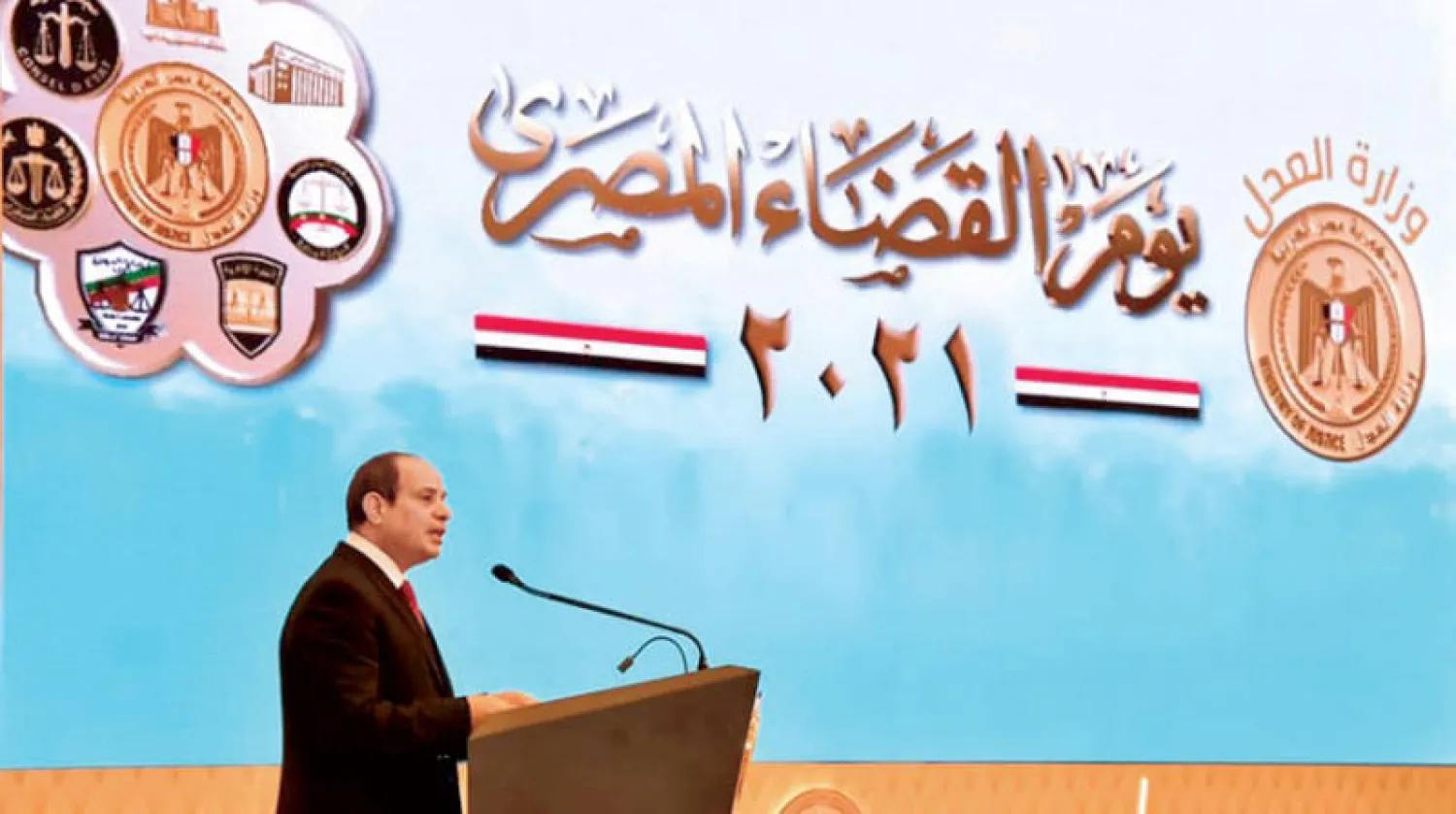 الرئيس المصري عبد الفتاح السيسي في القاهرة أمس خلال الاحتفال بيوم القضاء (الرئاسة المصرية)