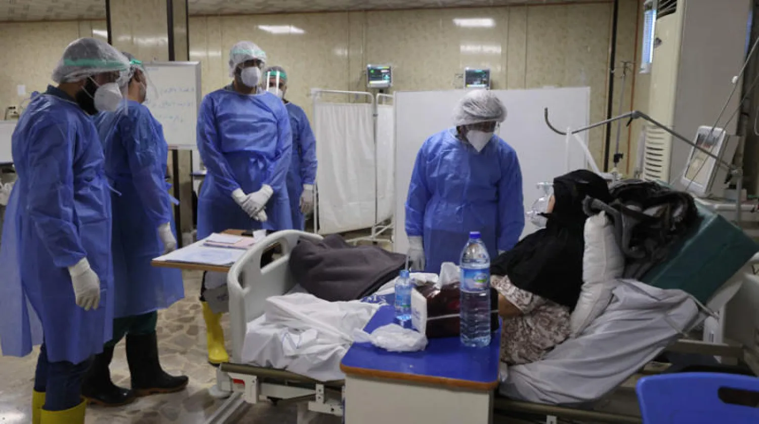 أطباء يتحدثون إلى مريض في أريحا شمال غربي سوريا في 13 سبتمبر (أ.ف.ب)