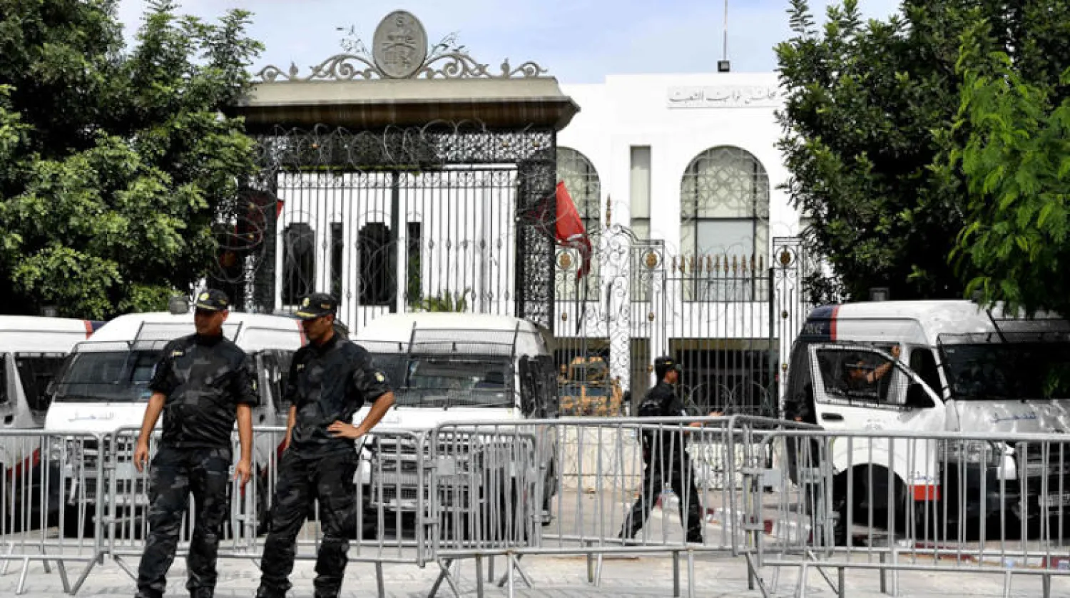عناصر من الأمن التونسي أمام مقر البرلمان أمس (أ.ف.ب)