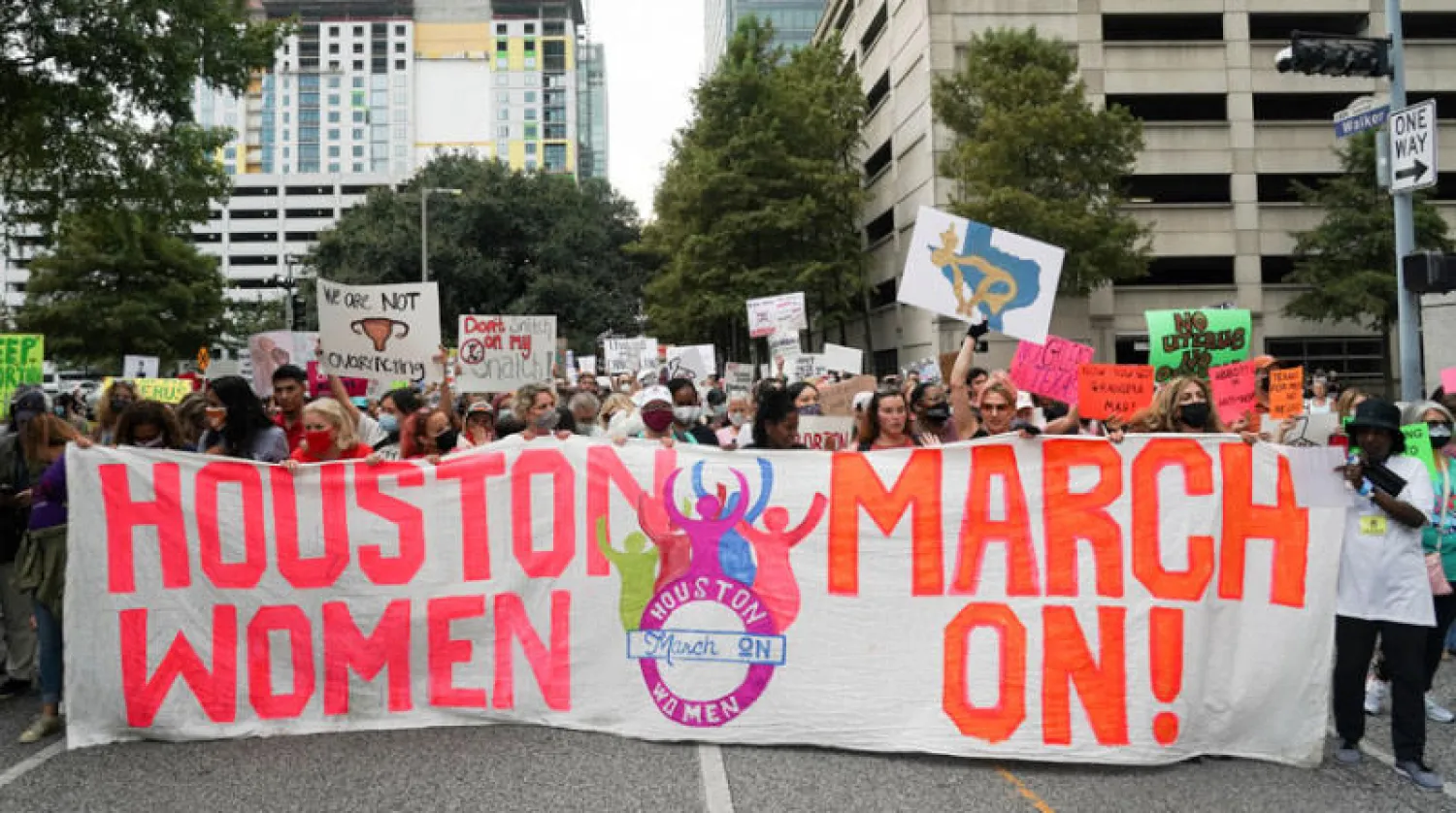 احتجاجات نسائية أمس في هيوستن مناهضة لقانون الإجهاض بتكساس (رويترز)