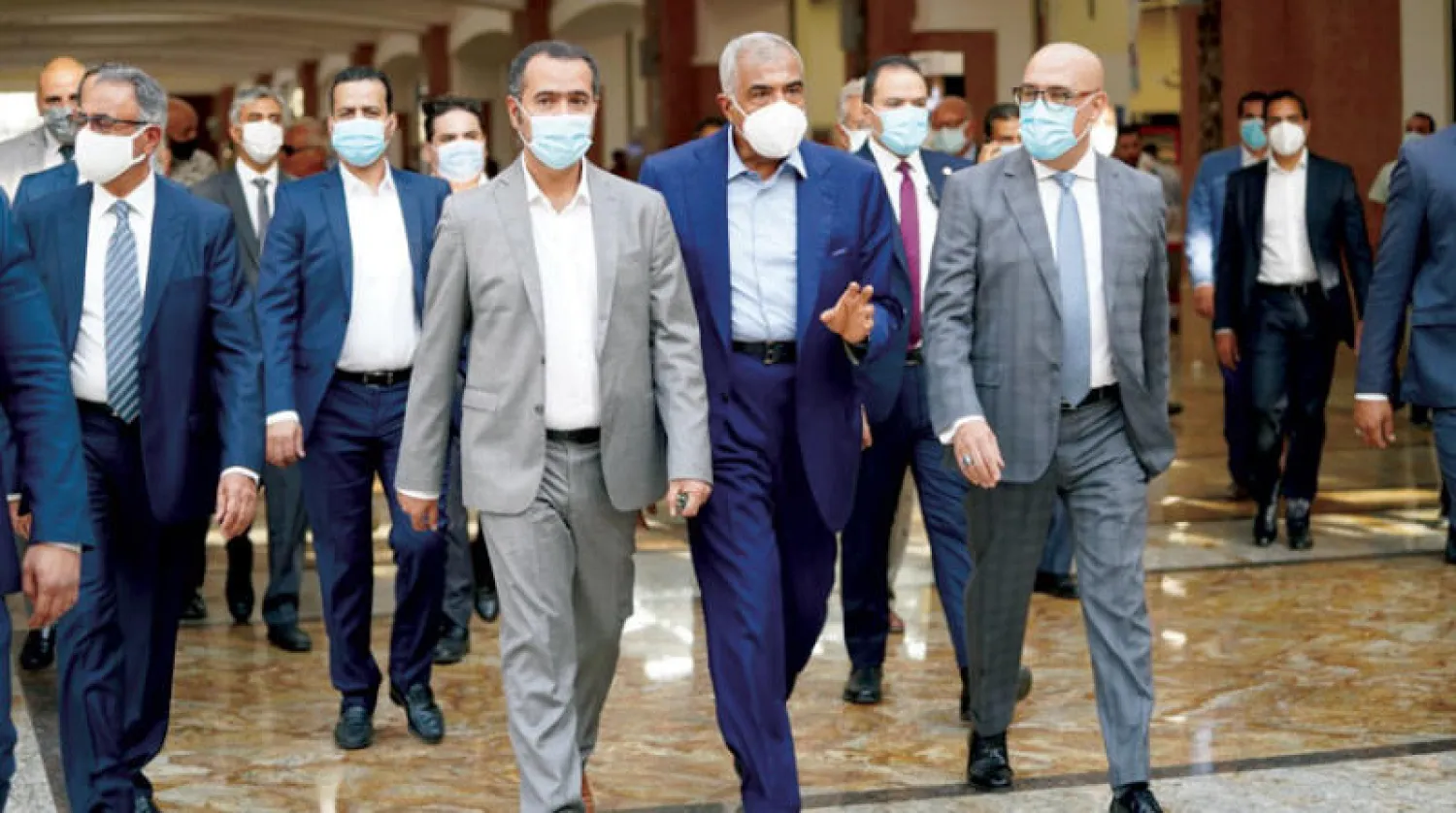 وزير الإسكان المصري ونظيره السعودي يتوسطهما رئيس مجموعة «طلعت مصطفى» (الشرق الأوسط)