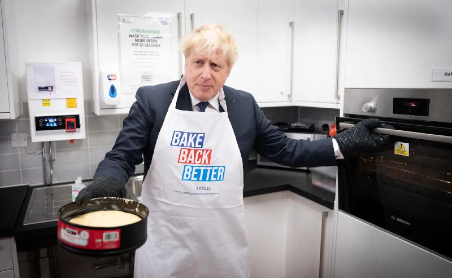 رئيس الوزراء البريطاني بوريس جونسون خلال زيارته إلى منطقة الشباب «Hide Out» صباح اليوم الأول من المؤتمر السنوي لحزب المحافظين في مانشستر (أ.ف.ب)