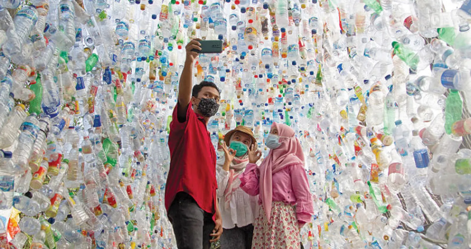 «سيلفي» داخل متحف البلاستيك (رويترز)