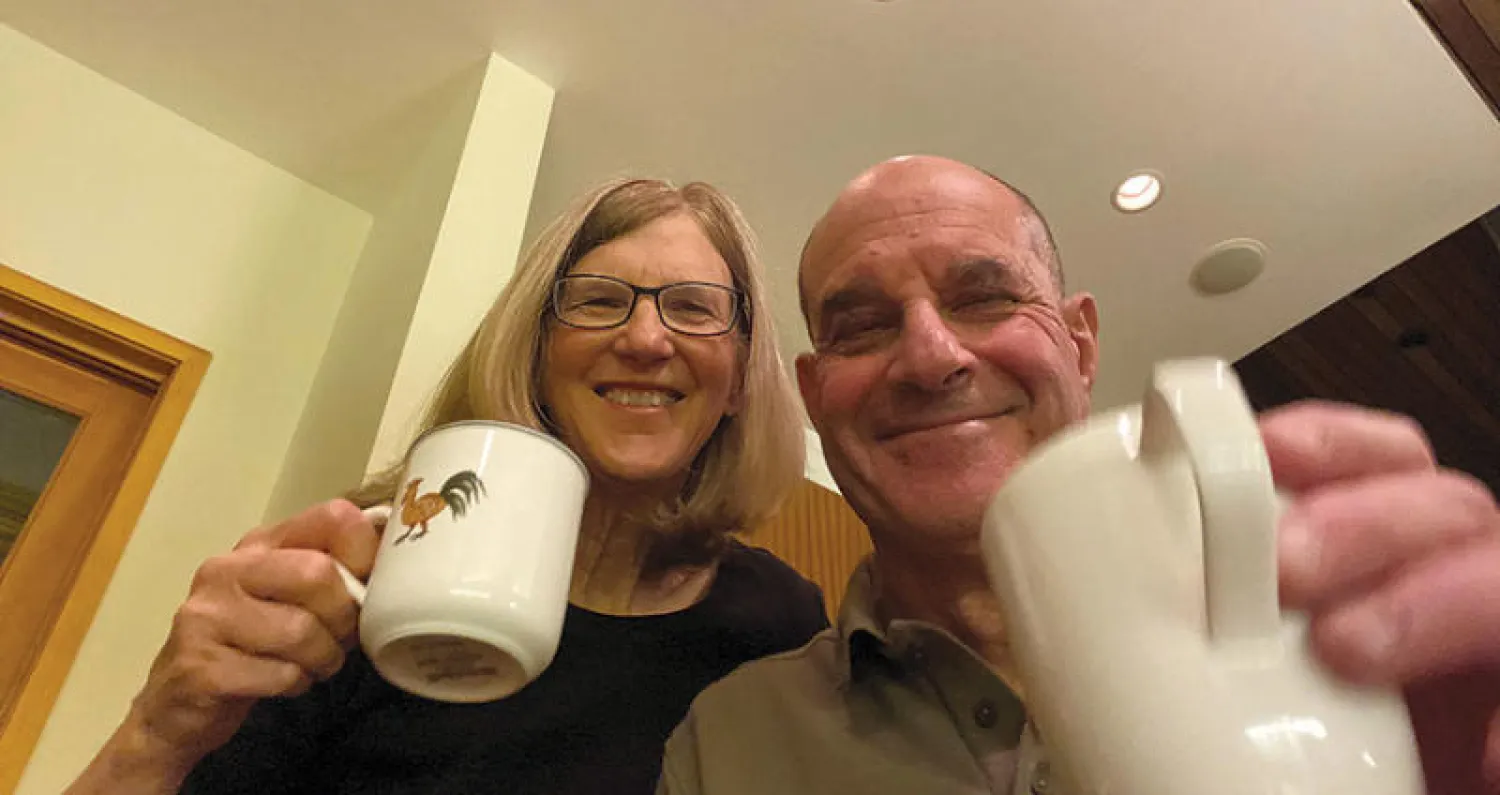 ديفيد جوليوس وزوجته لحظة إعلان فوزه (رويترز)