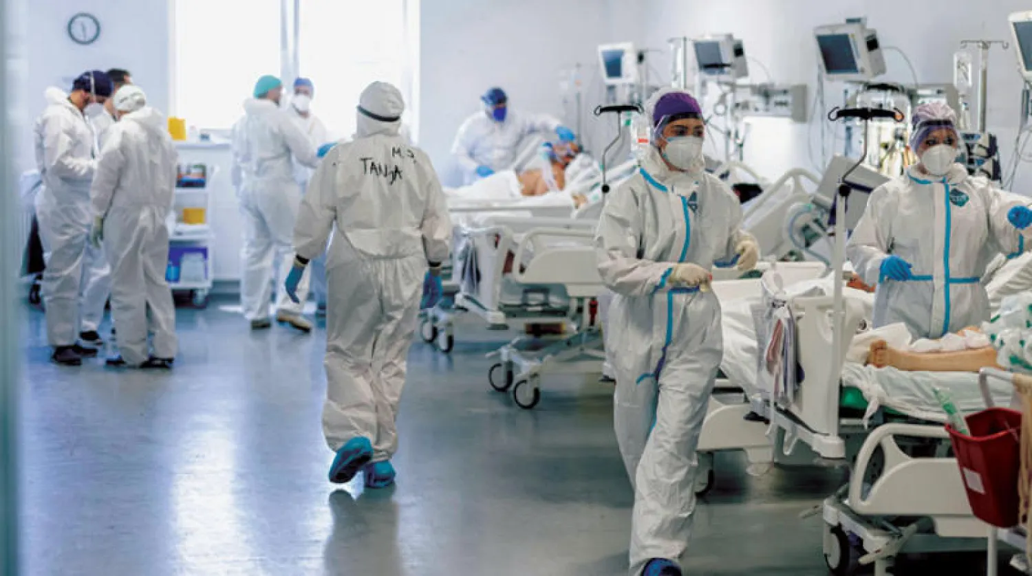 عنبر لمرضى «كورونا» في بلغراد بصربيا أمس (رويترز)