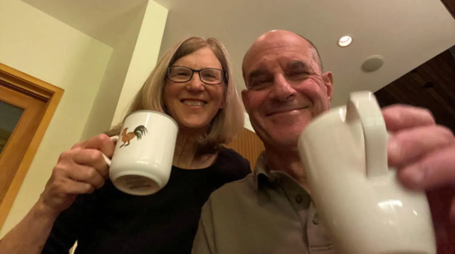 ديفيد جوليوس وزوجته لحظة إعلان فوزه (رويترز)