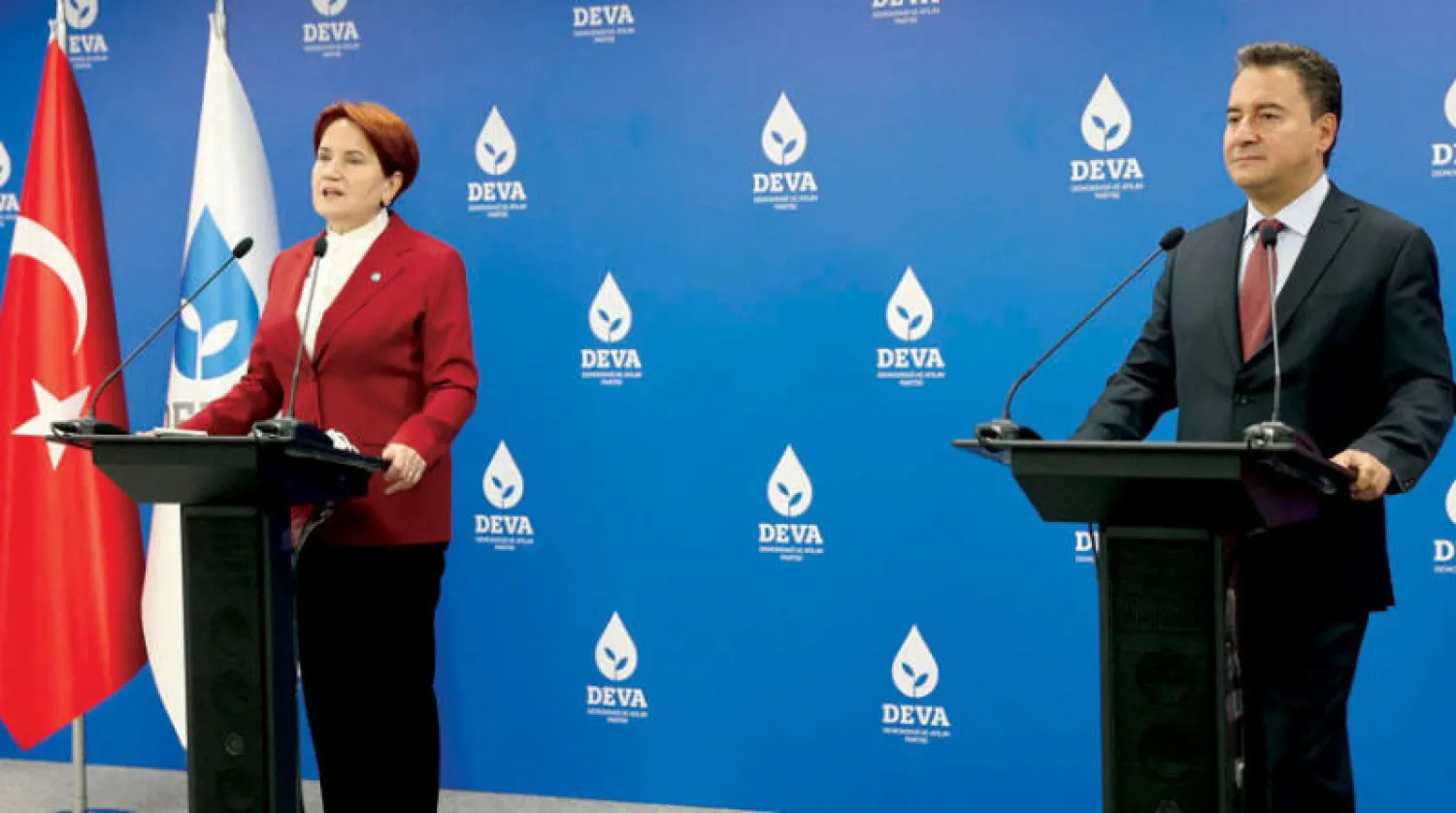 رئيس حزب «الديمقراطية والتقدم» علي باباجان ورئيسة حزب «الجيد» ميرال أكشينار في مؤتمر صحافي مشترك في أنقرة أمس (أ.ف.ب)