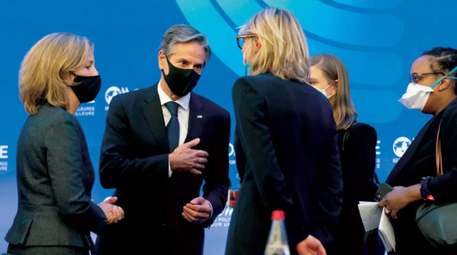 الوزير بلينكن لدى وصوله لحضور اجتماع منظمة التعاون الاقتصادي والتنمية في باريس أمس (أ.ف.ب)