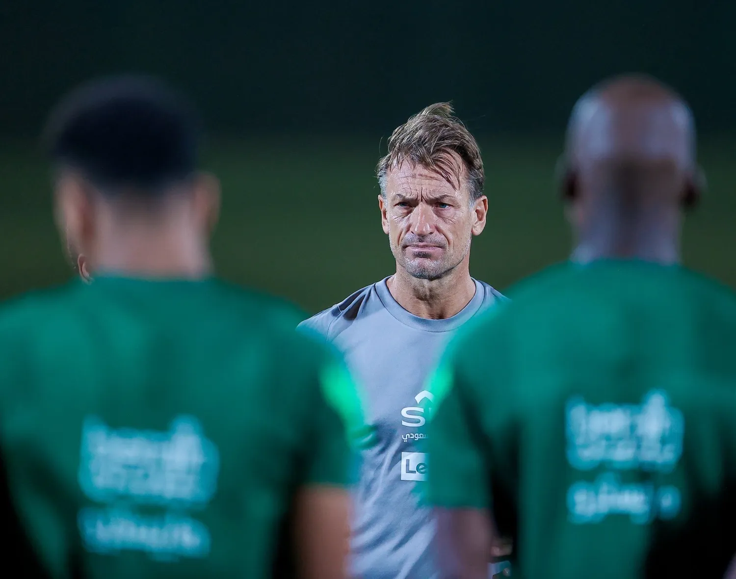 الفرنسي رينارد خلال تدريبات المنتخب السعودي (الشرق الأوسط)